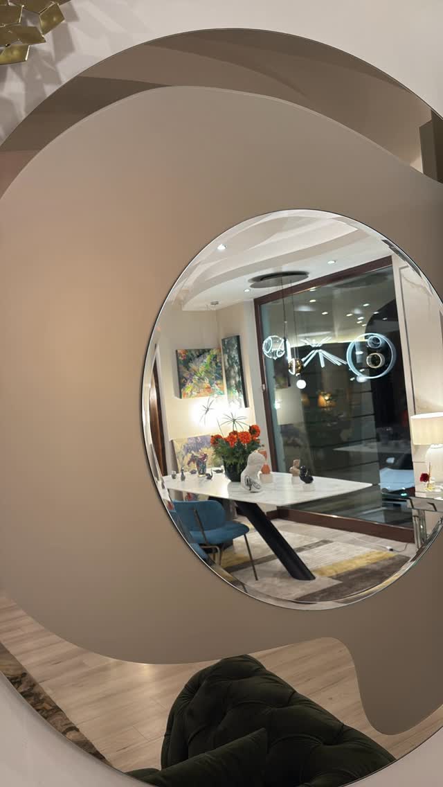Dettaglio specchio nello showroom