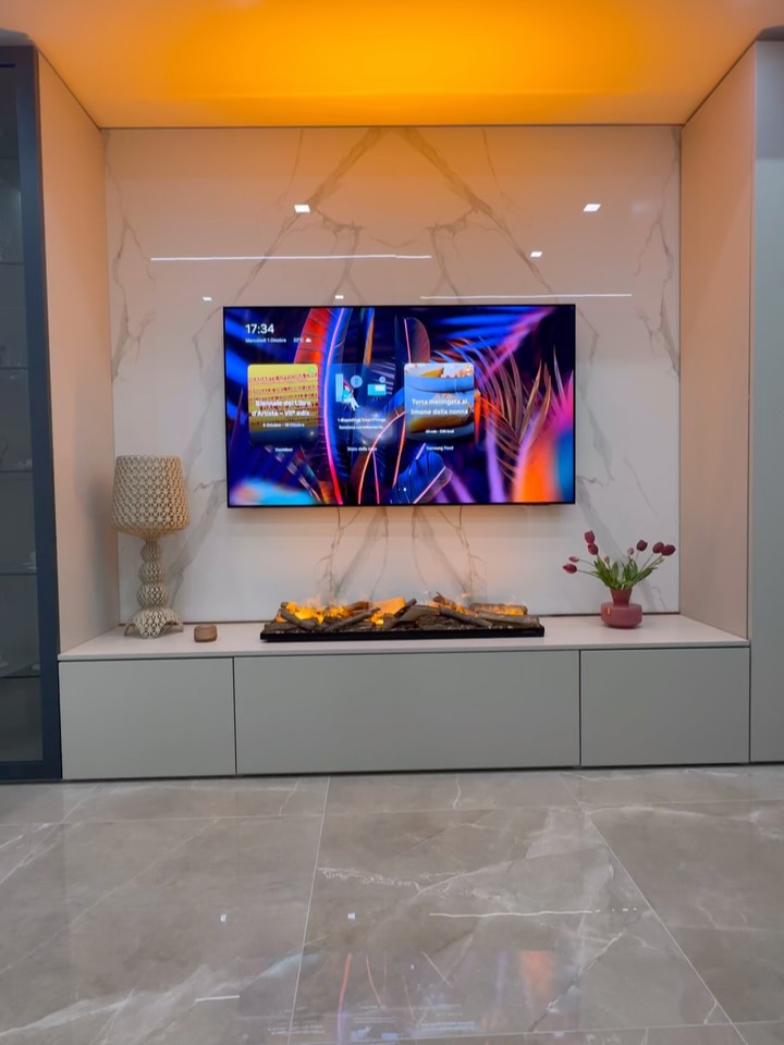Parete TV in marmo con caminetto